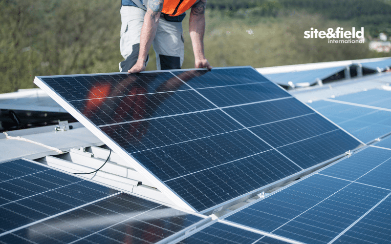 Instalacion de postes hincados para estructura de soporte de paneles fotovoltaicos en planta solar
