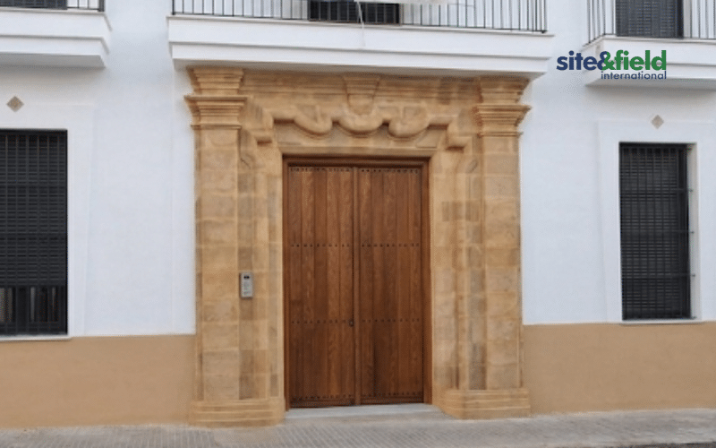 Restauracion profesional de fachada de piedra natural en edificio historico El Puerto de Santa Maria
